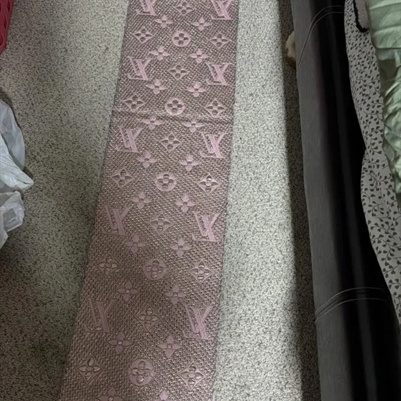 Louis Vuitton Light Pink Scarf with Iconic Patterns - Picture 5 of 6